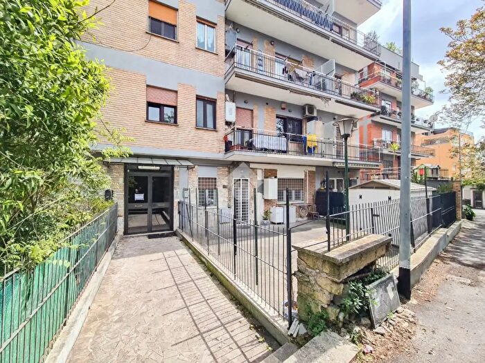 Appartamento trilocale in vendita in Via Jacopo Sadoleto, Roma