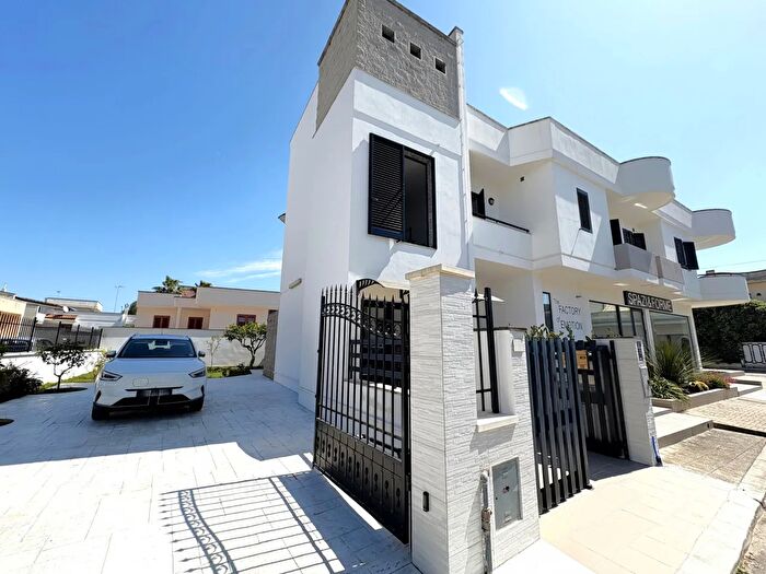 Casa con 8 locali in vendita in Via Lucio Greco, Melendugno