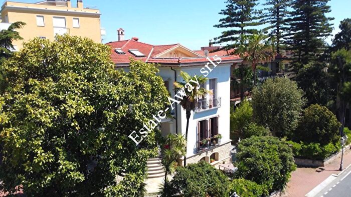 Casa con 14 locali in vendita in Via Romana, Bordighera