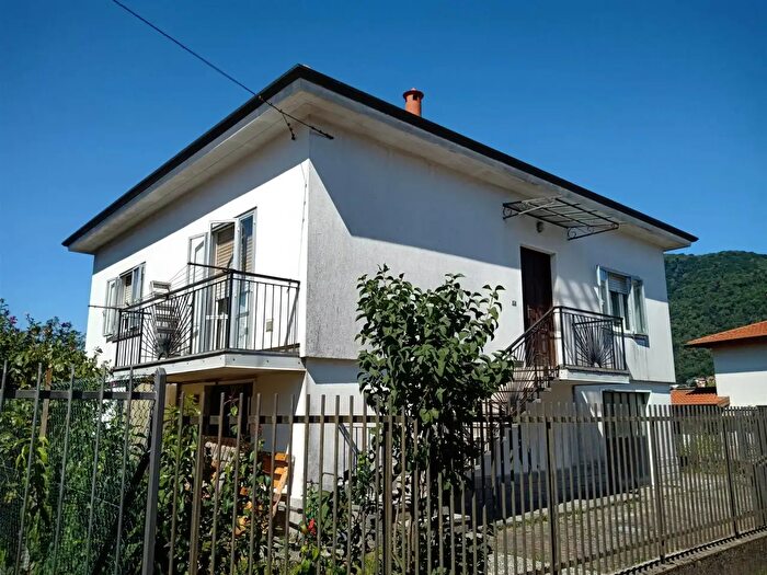 Casa quadrilocale in vendita in Via Ugo Fiscolo, Arcisate