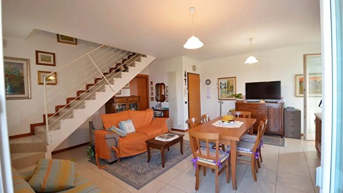 Appartamento quadrilocale in vendita in Montebelluna Guarda Via Bergamo, Montebelluna