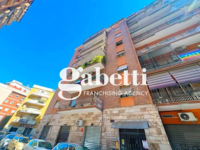 Appartamento trilocale in vendita in Via Tor De Schiavi, Roma