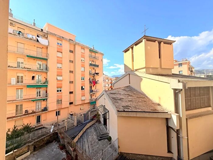 Appartamento quadrilocale in vendita in Via l Calda, Genova