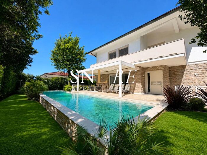 Casa con 6 locali in affitto in Via Francesco Crispi, Vittoria Apuana, Forte dei Marmi