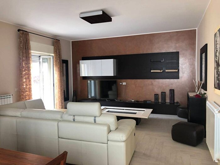 Appartamento con 5 locali in affitto in Via Francesco Petrarca, Paternò