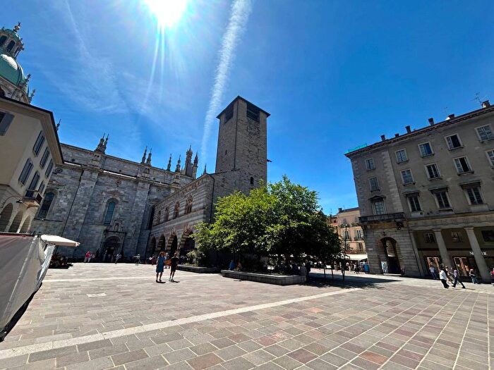 Appartamento quadrilocale in affitto in Piazza Guido Grimoldi, Centro Storico, Como