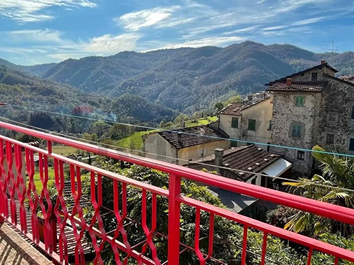 Casa con 7 locali in vendita in San Marcello Piteglio