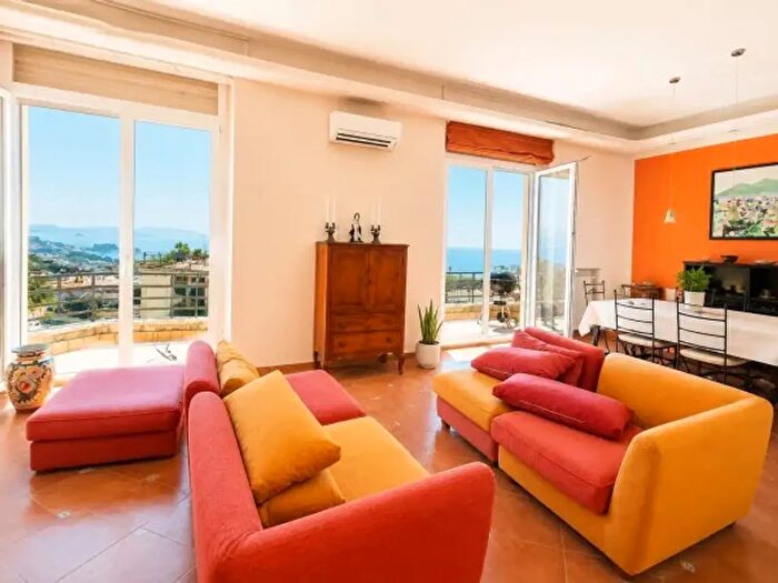 Appartamento quadrilocale in vendita in Via Aniello Falcone, Napoli