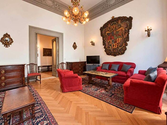Appartamento trilocale in affitto in Via Giuseppe Garibaldi, Borgo Ognissanti Il Prato, Firenze