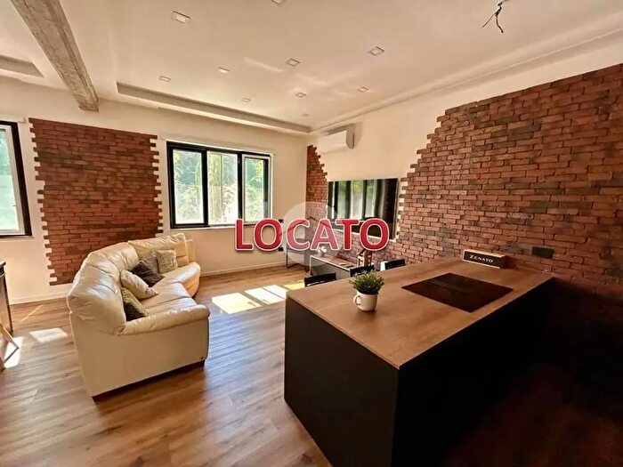 Appartamento trilocale in affitto in Via Franco Alfano, Napoli