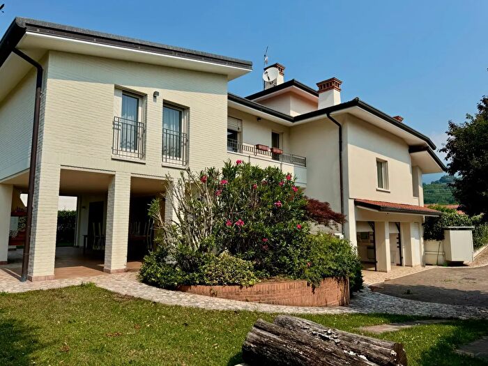 Casa con 11 locali in vendita in Via Adige, Zugliano