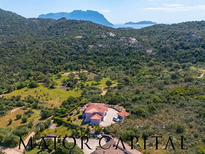 Casa con 9 locali in vendita in Olbia