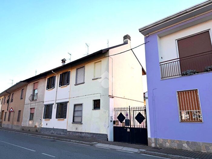 Casa bilocale in vendita in Via Roma, Arluno