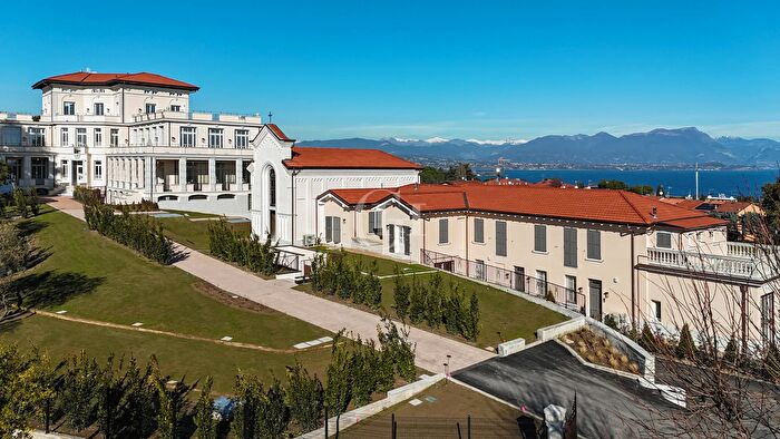 Casa quadrilocale in vendita in Desenzano Del Garda