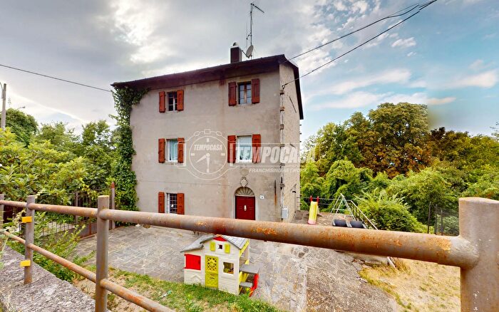 Casa con 10 locali in vendita in Via del Lavoro, San Benedetto Val Di Sambro