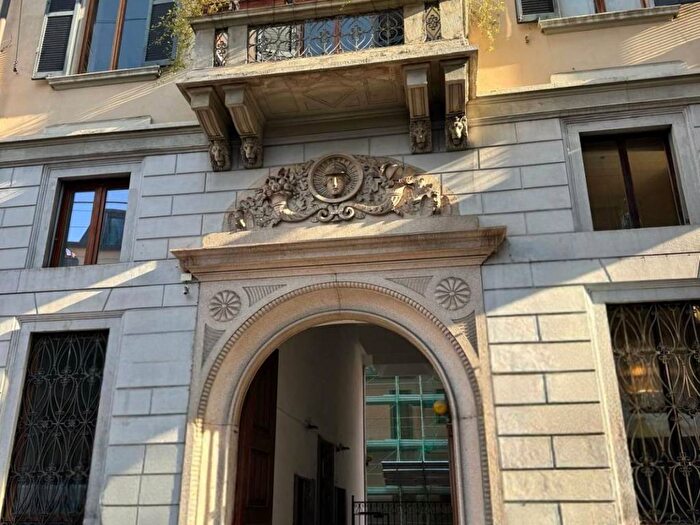 Appartamento bilocale in affitto in Via Amedei, Missori, Milano