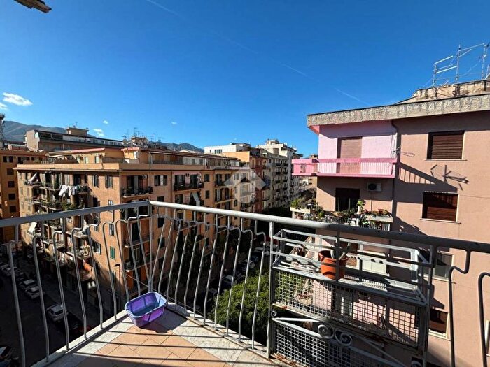 Appartamento con 5 locali in affitto in Via Michele Cipolla, SantErasmo, Palermo