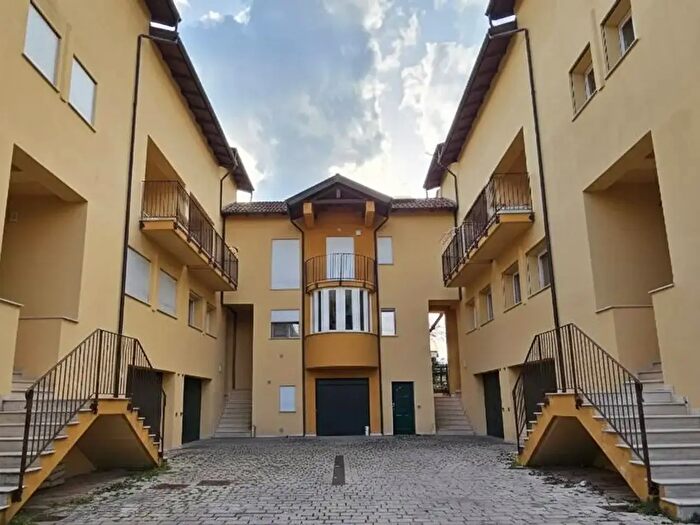 Casa con 8 locali in vendita in Via della Fontana, LAquila