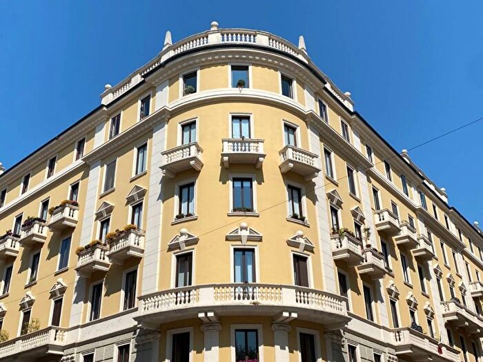 Appartamento trilocale in affitto in Via Urbano III, Carrobbio, Milano
