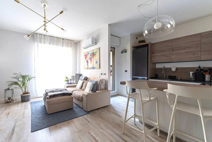 Appartamento trilocale in vendita in Via Mezzanotte, Milano