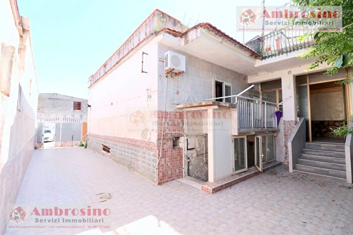 Casa quadrilocale in vendita in Via E a Mario, Napoli