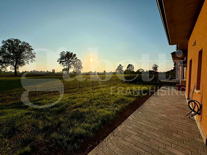 Casa quadrilocale in vendita in Via della Castella, Cremona