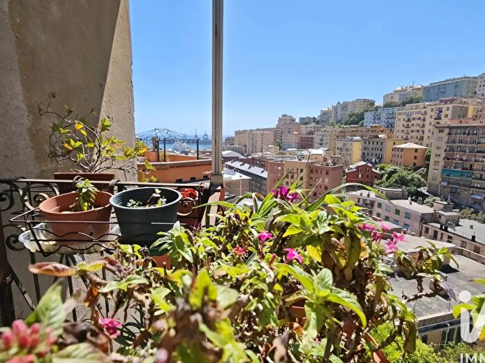 Appartamento trilocale in vendita in Via dei Cinque Santi, Genova