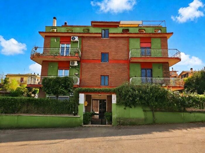 Appartamento trilocale in vendita in Via Pedrengo, Valle Muricana, Roma