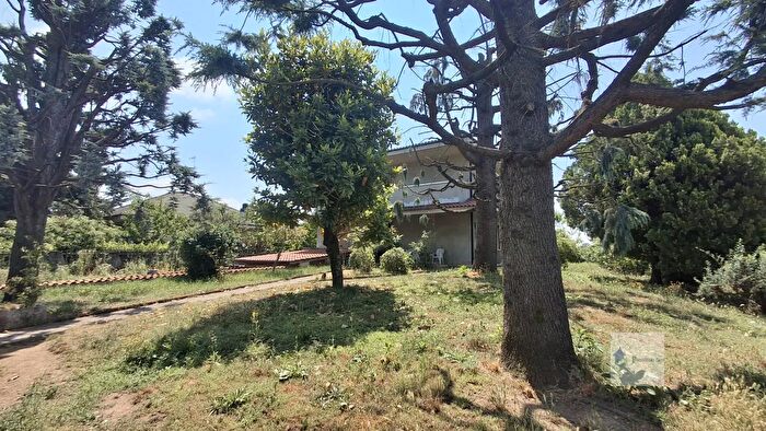 Casa con 6 locali in vendita in Via Giotto, Castano Primo