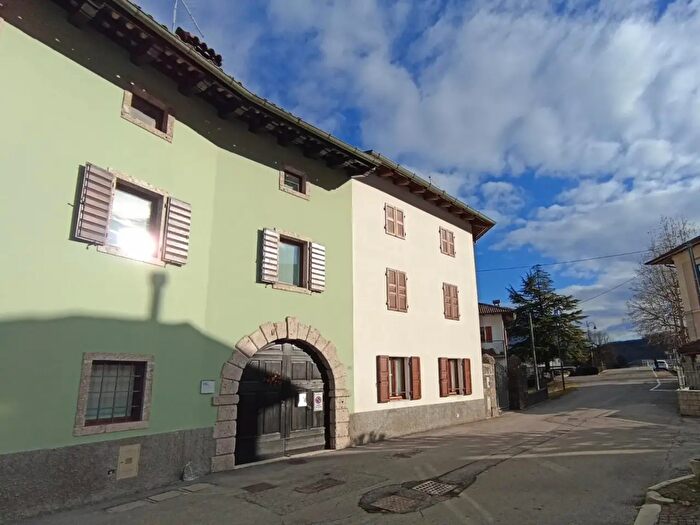 Casa con 8 locali in vendita in Cavazzo Carnico