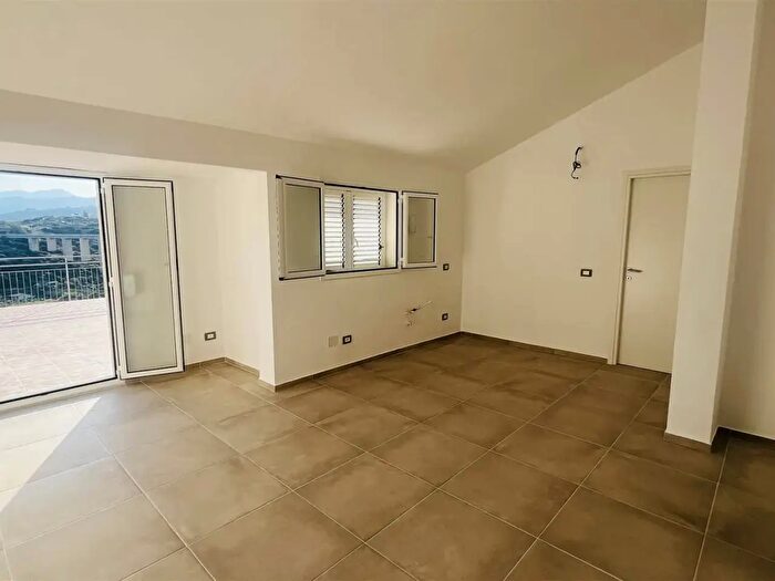 Appartamento quadrilocale in vendita in Via Tolmino, Campofelice Di Roccella