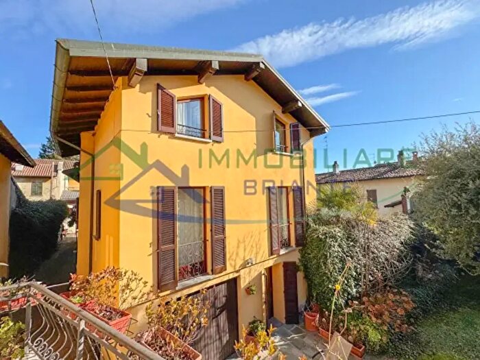Casa quadrilocale in vendita in Via Mario Greppi, Angera