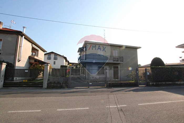 Casa con 10 locali in vendita in Via Silvio Pellico, Sovico