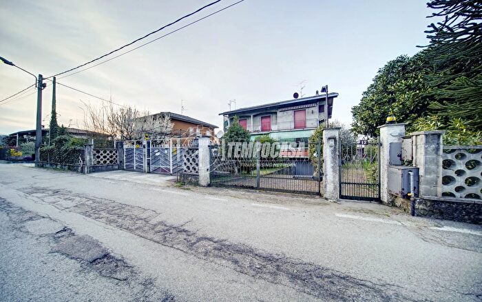 Appartamento quadrilocale in vendita in Via V Veneto, Biandronno