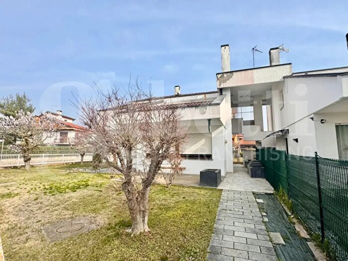 Casa con 7 locali in vendita in Viale dei Tigli, Bruino