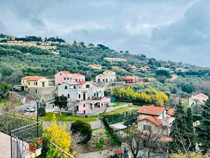 Appartamento con 5 locali in vendita in Via della Pineta Finale Ligure, Finale Ligure