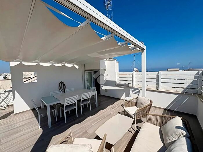 Casa trilocale in vendita in Via Pompeo Sarnelli, Polignano A Mare