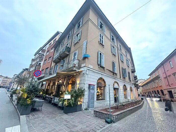 Appartamento trilocale in affitto in Via Cortelonga, Monza