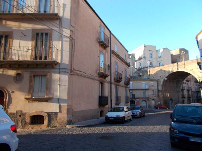Appartamento trilocale in affitto in Via Porta del Vento, Centro, Caltagirone