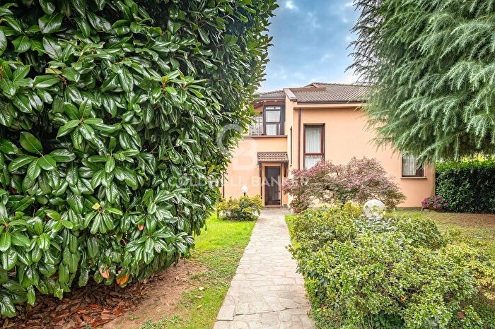 Casa con 7 locali in vendita in Via Camillo Benso Conte di Cavour, Macherio