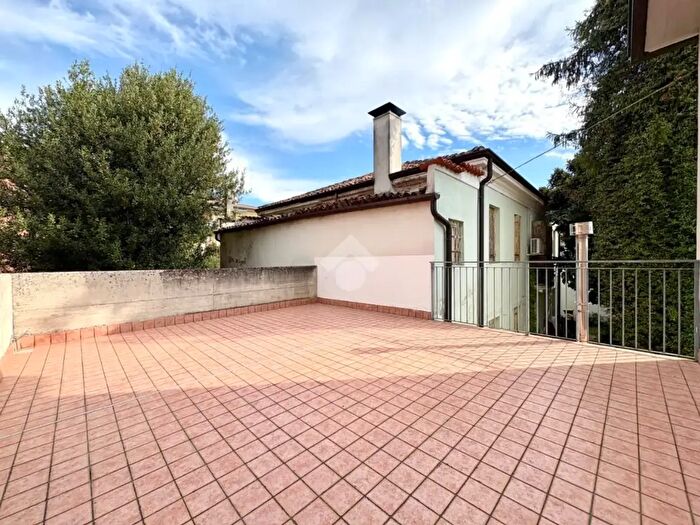 Appartamento trilocale in vendita in Via Guizza Conselvana, Padova