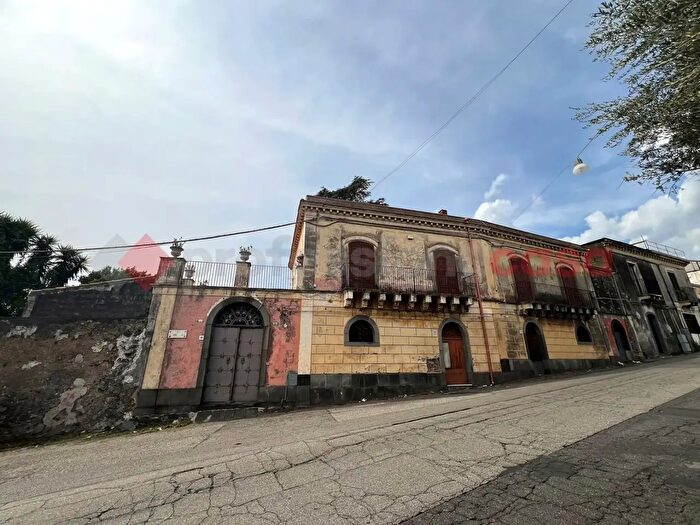 Casa con 11 locali in vendita in Via Giosuè Borsi, Giarre