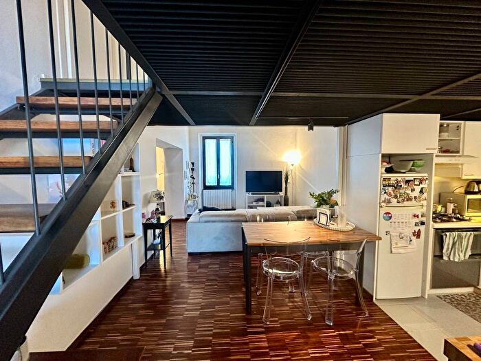 Appartamento trilocale in affitto in Alzaia Naviglio Pavese, Navigli Darsena, Milano