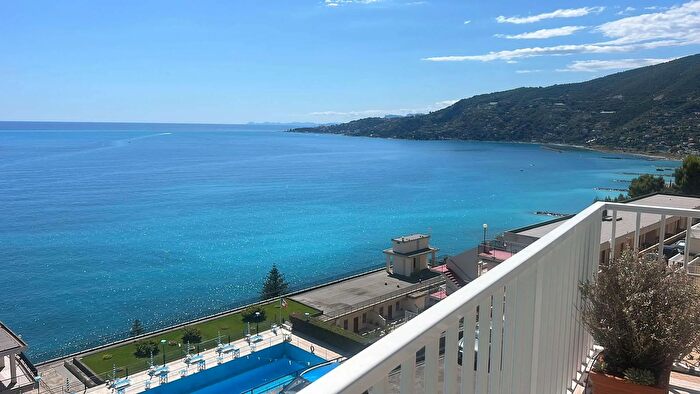 Appartamento con 6 locali in vendita in Ospedaletti