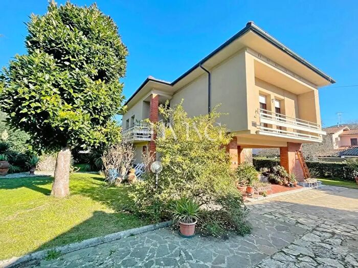 Casa con 11 locali in vendita in a della Quercia, Lucca