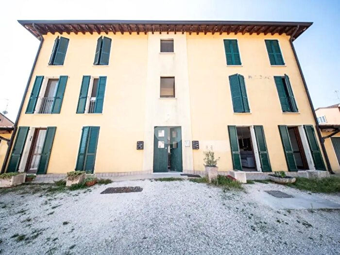 Appartamento trilocale in vendita in Piazza Pasotti, Castellucchio