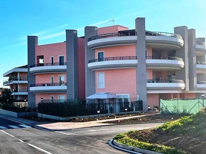 Appartamento trilocale in vendita in Via Monte del Marmo, Roma