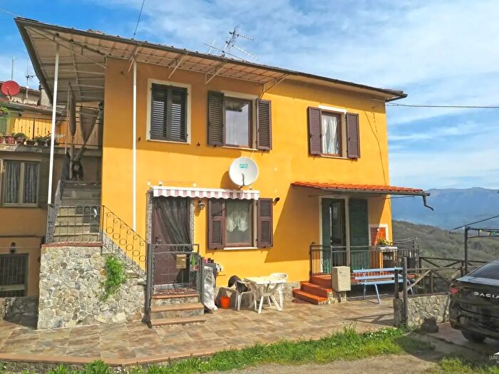 Casa quadrilocale in vendita in Tresana