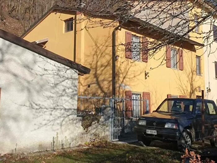 Casa con 7 locali in vendita in Varsi
