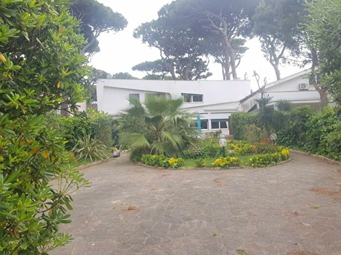 Casa con 6 locali in affitto in Via Forte dei Marmi, Fregene, Fiumicino